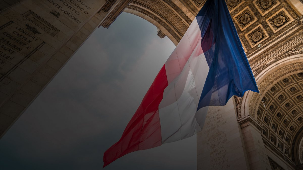 Bartrès: Dimanche11 Novembre 2018 Dépôt d'une gerbe au pied du monument aux morts.