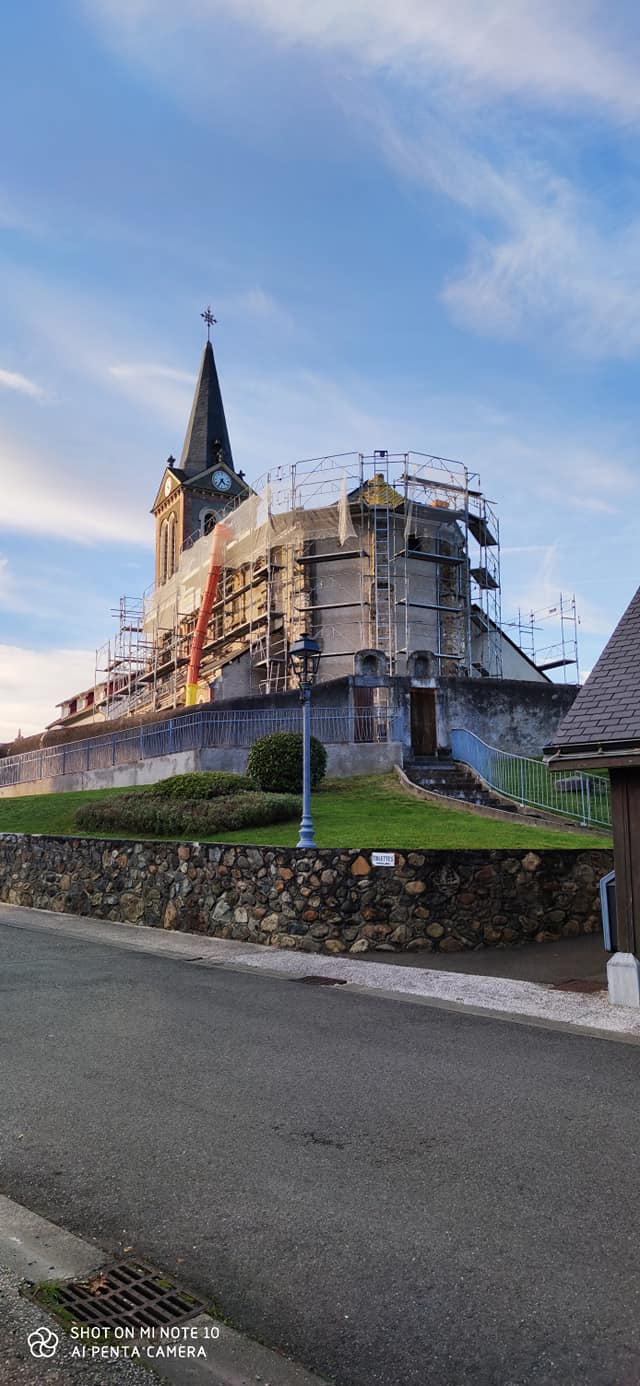 La toiture de L’Eglise Saint Jean Baptiste en pleine réfection Les travaux sont terminés aujourd’hui pour un montant de 60 343,60 TTC. Subventionnée en partie par l’état